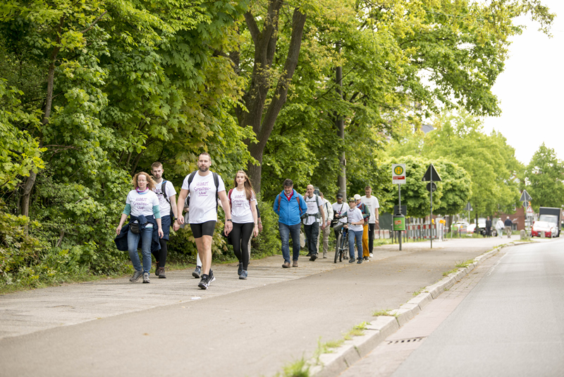 hier noch Straße, bald (und für die restliche Strecke) im Grünen