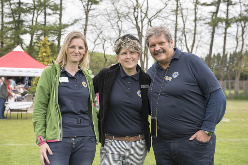 Das Team der Lions Bremer Westen bereitet alles auf dem Sportplatz vor