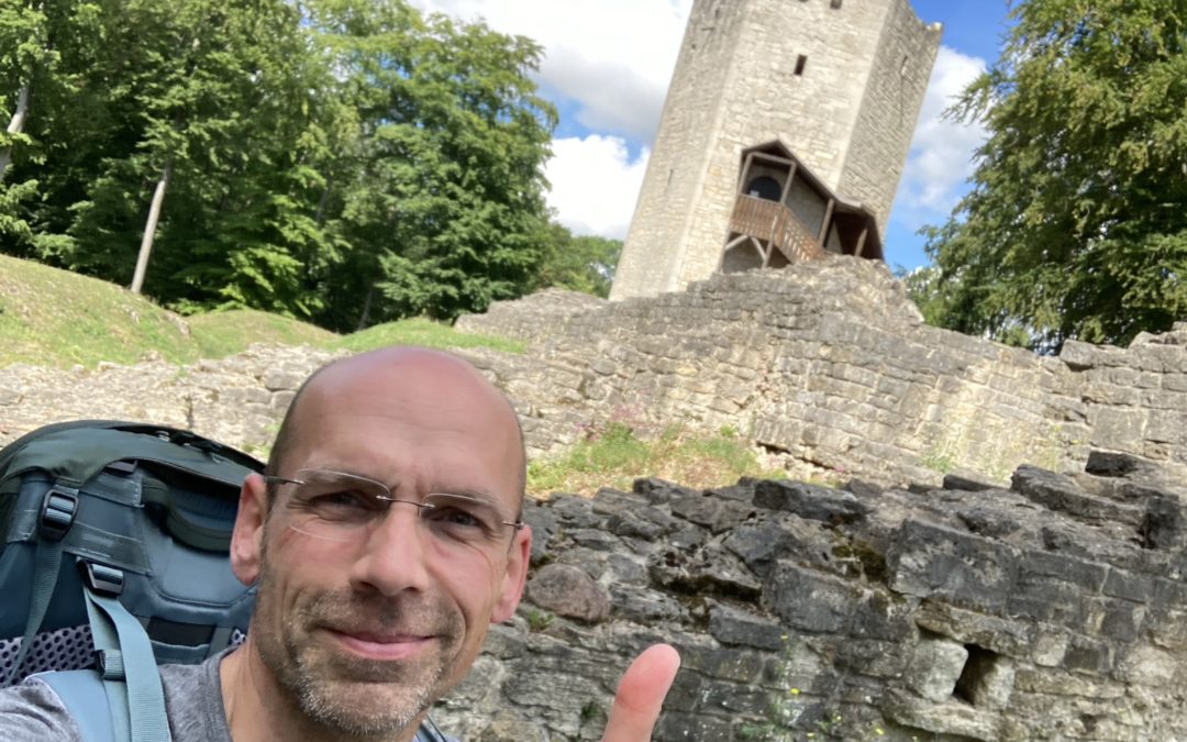 Sommer, Sonne, Burgruine und Gefahr durch Greifvögel